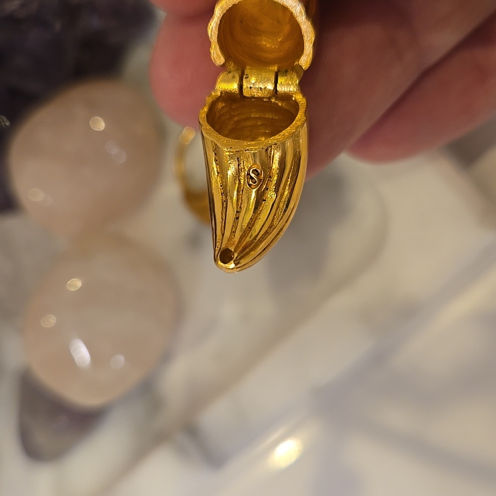 Sezane Ribbed Huggie Hoop Gold Color Earrings, French Chic, GUC, Quiet Luxury - Picture 2 of 3